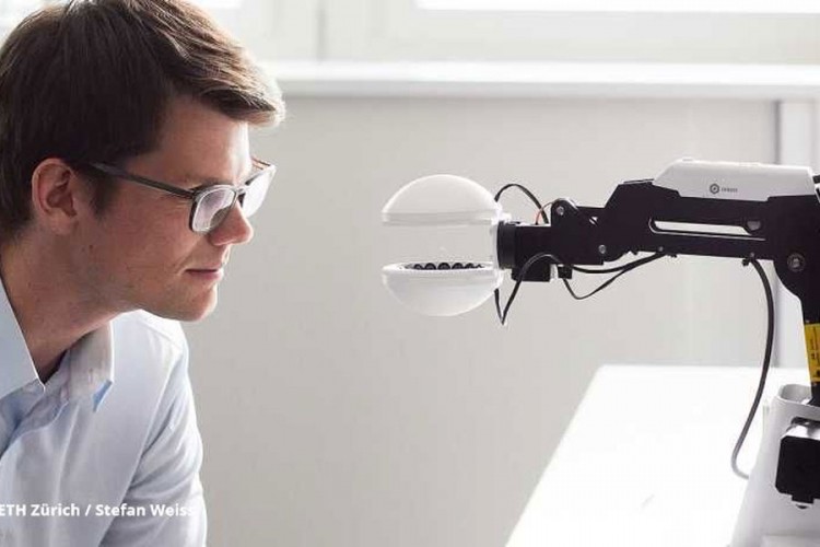 Pažljiva ruka robota: Bez dodira podiže lomljive predmete