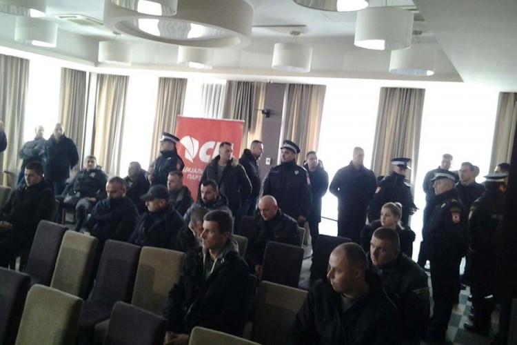 Grupa socijalista ušla u salu, intervenisala i policija