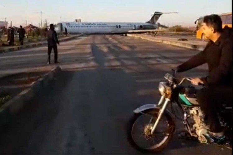 Avion sa 150 putnika skliznuo sa piste i izletio na ulicu