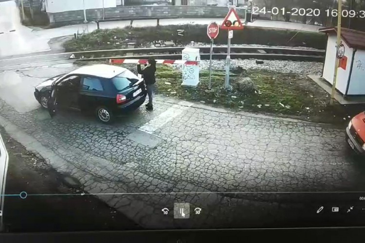 Bahato ponašanje: Uništila rampu na pružnom prelazu Vrbanja