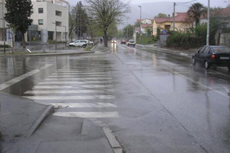 Vozači oprez: Klizavi kolovozi i ugažen snijeg