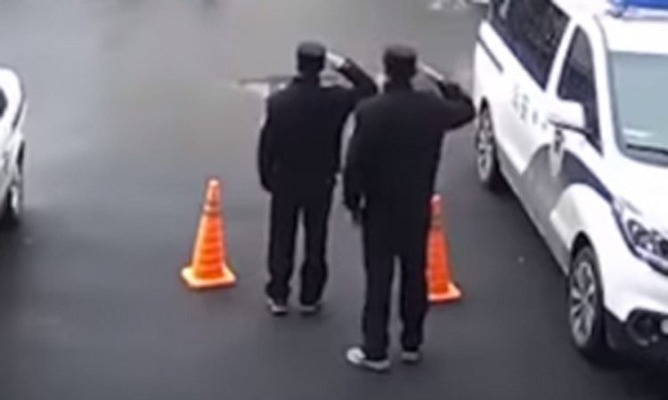 Ostavio paket u stanici, policajci potrčali za njim i salutirali mu