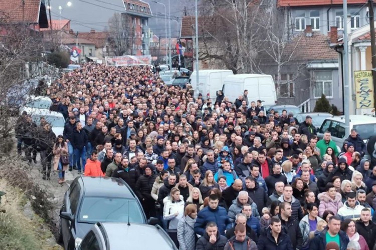 Hiljade vjernika u litiji na Kosovu u znak podrške Srbima u Crnoj Gori