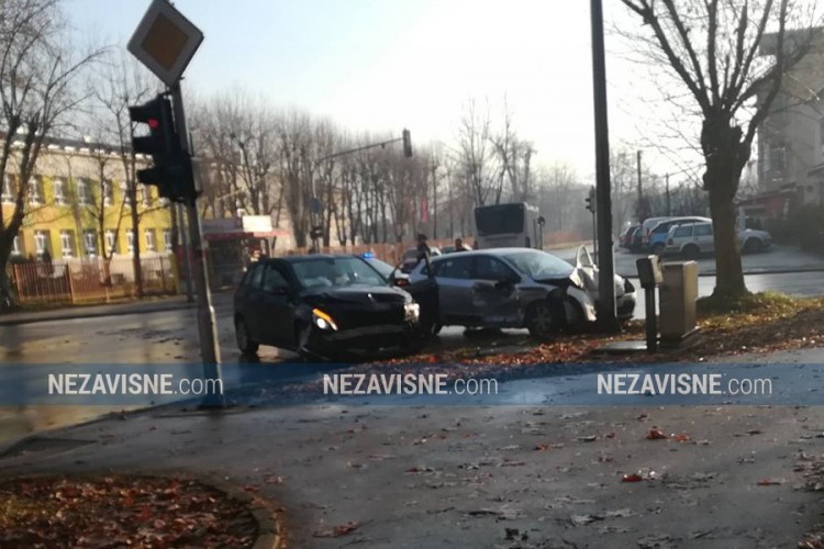 Sudar mercedesa i renoa u Banjaluci