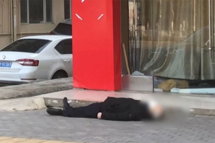 Užas u Vuhanu: Ležao mrtav na ulici, Hitna pomoć prolazila pored njega