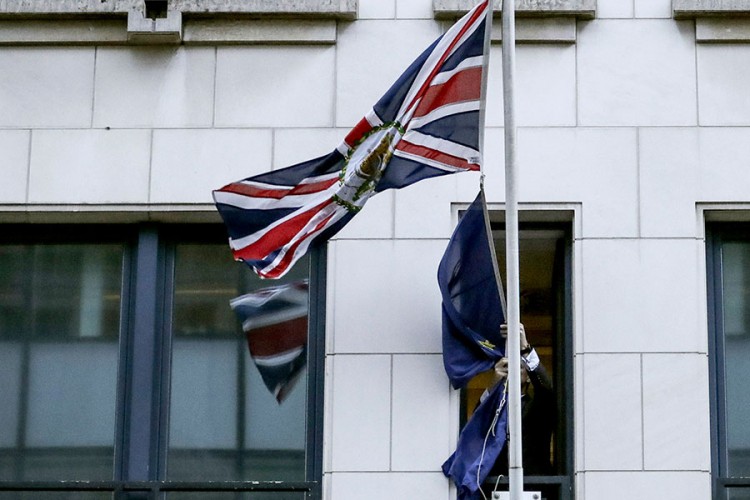Zastava EU skinuta sa britanskog predstavništva u Briselu