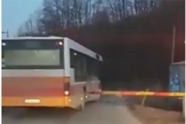 Identifikovan vozač autobusa koji je prelazio preko pruge dok su rampe ...