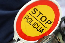 Pijan i bez dozvole vozio neregistrovan auto sa lažnim tablicama