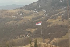 Postavio trobojku na Kovrenu i poručio vlastima: Dođite da je skinete