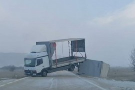Kamion se popriječio na put, prikolica se prevrnula