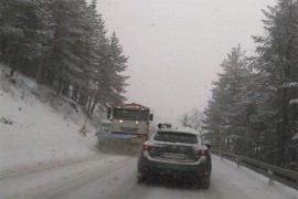 Muškarac i dijete zarobljeni u snijegu na Sokocu