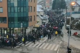 Dirljiv video: Dječak izašao iz litije da poljubi oca policajca