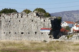 Počelo uklanjanje farbe sa zidina Duklje