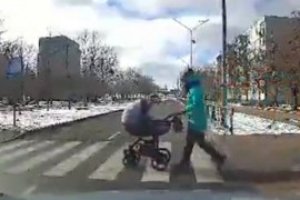 Udario kolica s bebom na pješačkom: Kamera snimila strašnu nezgodu