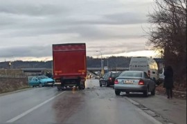 Mladić povrijeđen u sudaru kamiona i automobila u Tuzli