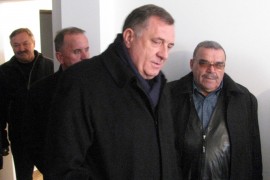 Dodik uručio ključeve stana ocu tri poginula borca