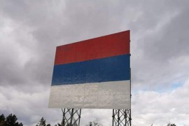 Porušena telekomunikaciona tabla na kojoj je bila iscrtana trobojka