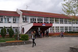Sačekao vršnjaka na velikom odmoru i napao ga