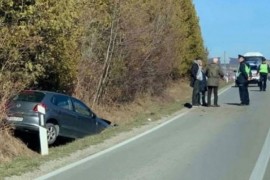 Vozilo završilo u jarku, jedna osoba teže povrijeđena