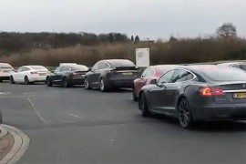 Redovi automobila na struju ispred brzih punjača