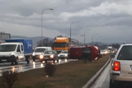 Prevrnuo se pežo u Banjaluci, gužva u saobraćaju
