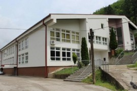"Utvrditi odgovornost onih koji su prijetili srpskim đacima u ...