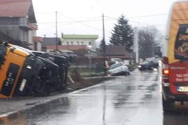 Težak sudar kamiona i dva auta: Troje povrijeđeno, teretnjak završio ...