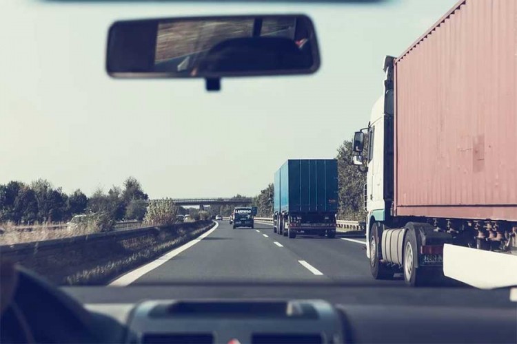Prevrnuo se šleper na autoputu