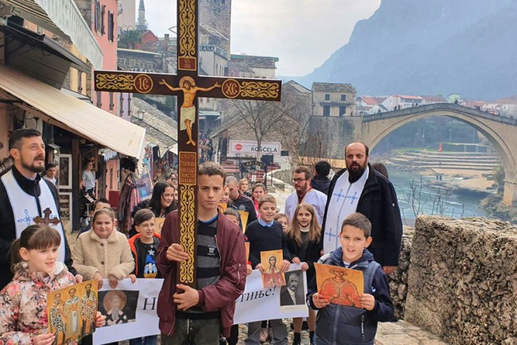 Litija u Mostaru: Podrška Srbima u Crnoj Gori