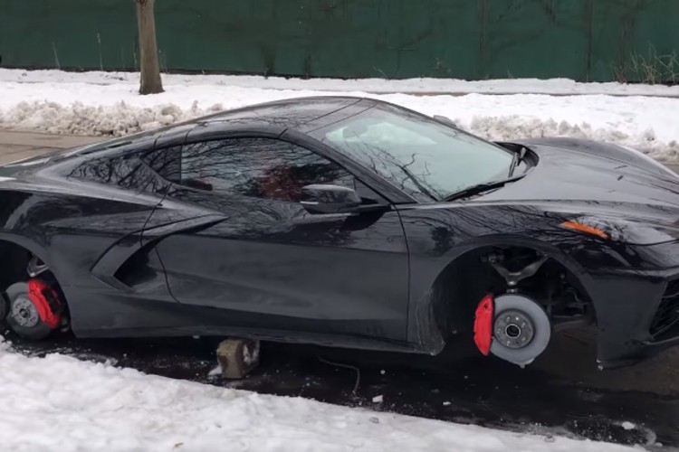 Potpuno nova Corvettea ostala na blokovima