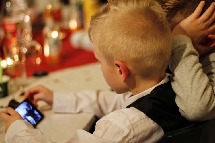 Društvo psihologa savjetuje: Ograničiti vrijeme djeci uz telefon