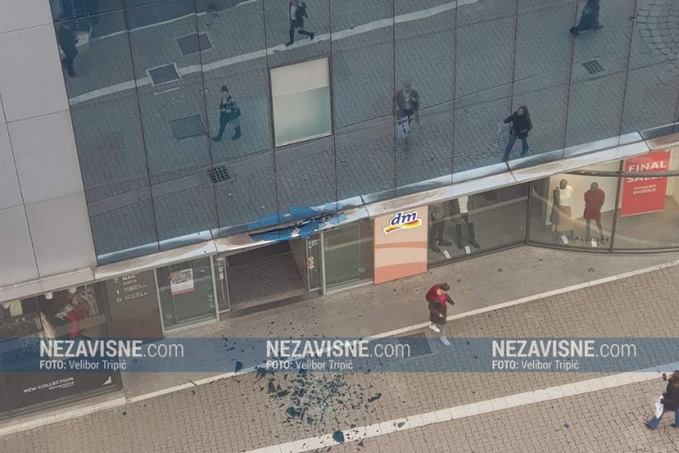 U centru Banjaluke pala staklena šajba
