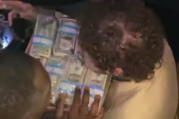 Reper zakasnio na koncert pa bacio hrpu novca u publiku