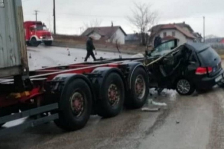 Stravičan sudar vozila auto-škole i kamiona, poginula kandidatkinja