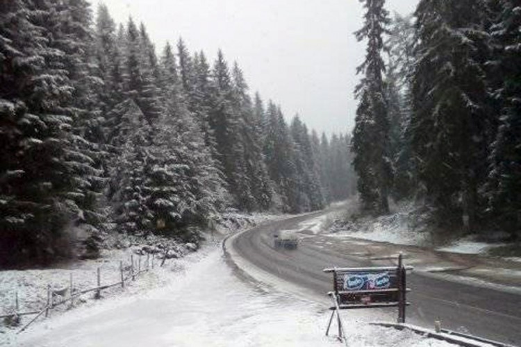 Vozači oprez zbog snježnih padavina i poledice