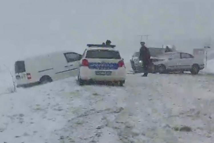 Djevojka povrijeđena u sudaru kedija i pasata