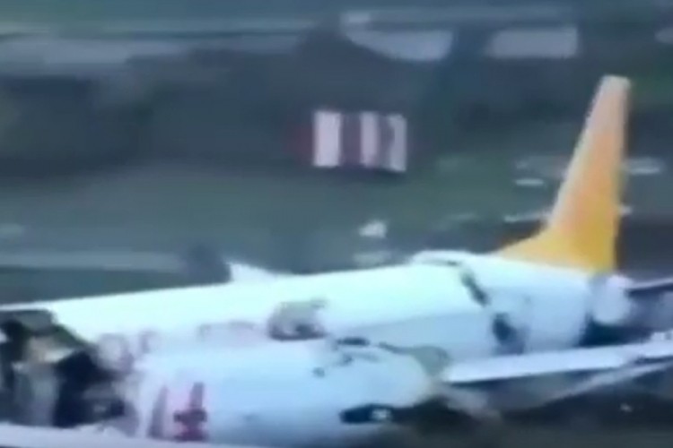 Avion skliznuo sa piste na put i raspao se na tri dijela