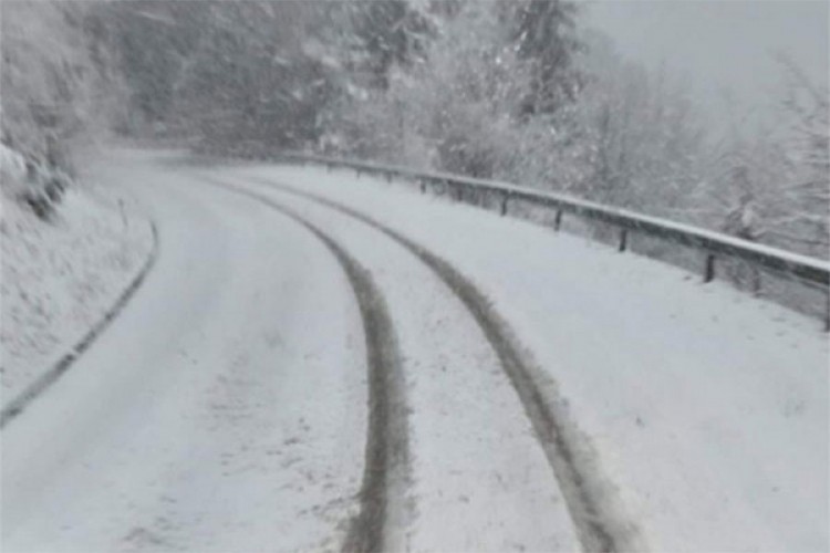 Oprez zbog ugaženog snijega, poledice i vjetra