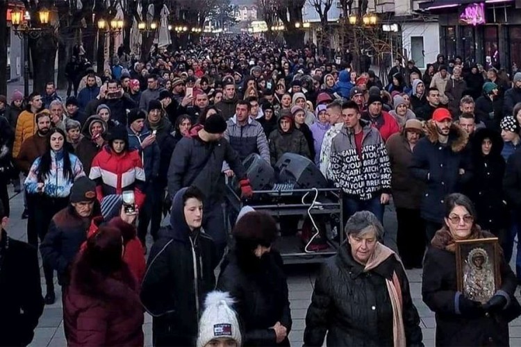 Litije širom Crne Gore uprkos snijegu i hladnoći