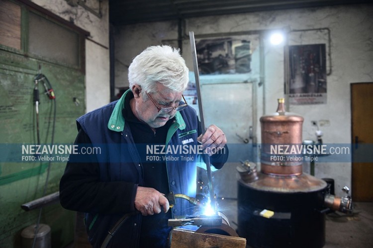 Boško Despotović ručno kuje kazane: Nema dobre rakije bez kovačke ruke