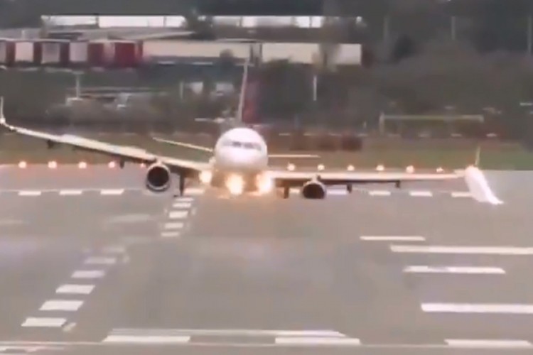 Oluja se igrala avionima kao da su od papira