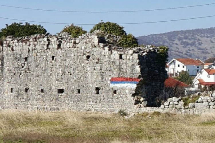Počelo uklanjanje farbe sa zidina Duklje
