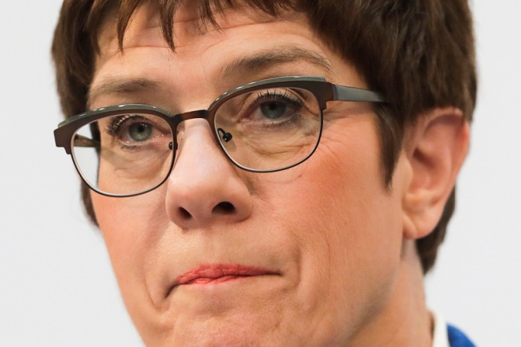 Merkelova žali zbog odluke ministarke odbrane