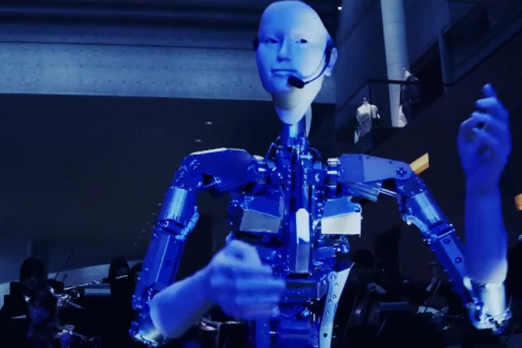 Robot dirigovao orkestrom pa zapjevao