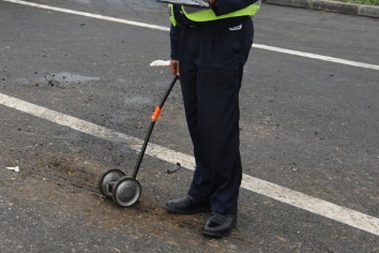 Obilazio kolonu, udario dva auta i policajca pa pobjegao