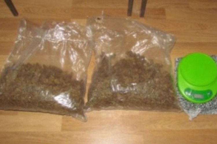 Kod majke i sina pronađen kilogram marihuane