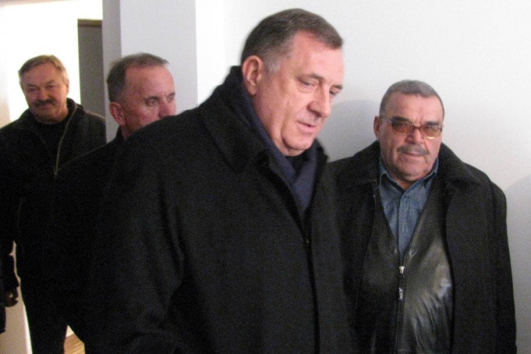 Dodik uručio ključeve stana ocu tri poginula borca