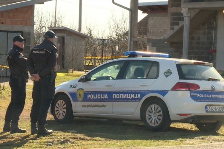 Pronađeno beživotno tijelo muškarca, policija traga za njegovim sinom