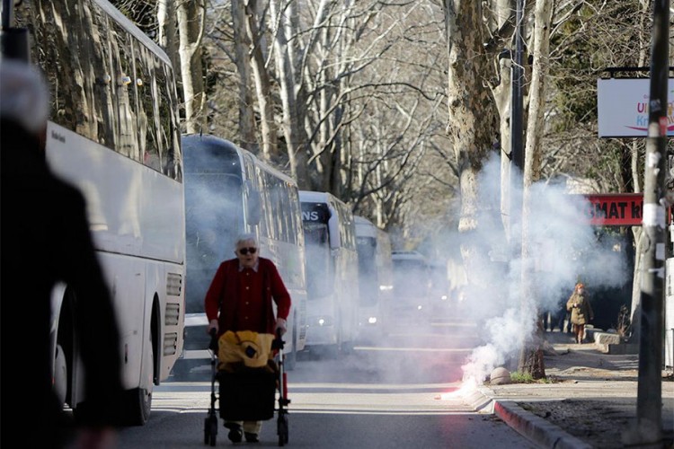 Huligani u Mostaru bacili baklje na članove antifašističkih udruženja