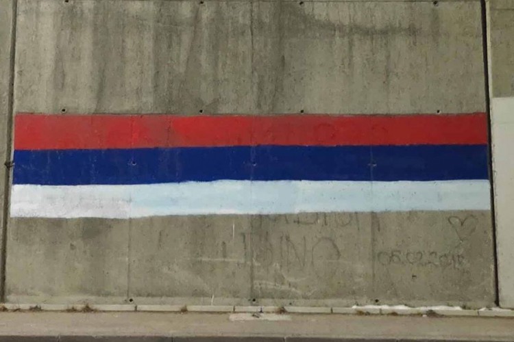 Ustaška parola ispisna preko trobojke kod Žabljaka